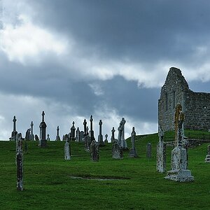 X 0174 Irland 2011 Clonmacnoise old graveyard