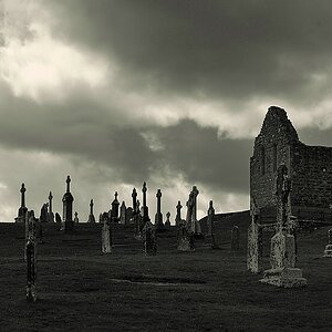 X 0174 Irland 2011 Clonmacnoise old graveyard bws