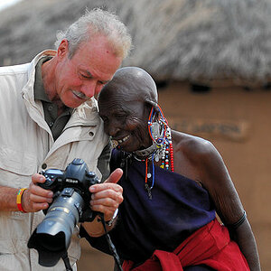 Hugo und Oma Koko diskutieren über
Randunschärfe und Vignetierungen
des 70-200/2.8 VR II bei der D3 :-)
9857