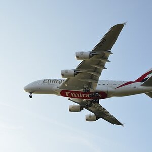 Ein Airbus A380 im Anflug auf das Airbus Gelände in Hamburg-Finkenwerder.