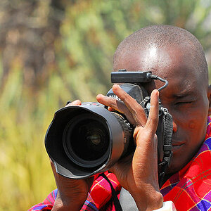 Auch junge Massai interessieren sich nicht nur für Kühe und Frauen sondern auch für eine Nikon :-)
9695