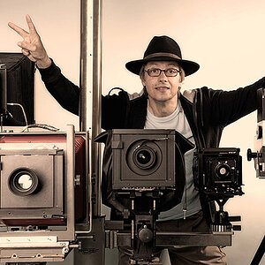 Self im eigenen Studio, mit meinen GF Kameras von links nach rechts: Sinar P 8x10, Burke & James 8x10, Sinar F 1 4x5, Horseman HF 4x5, Hans Fröhlich P