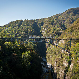 Valle Maggia - Postkartenmotiv: Die Eisenbahnbrücke bei Intregna