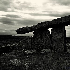 X 0141 Irland 2011 Dolmen at Poulnabrone1 bws