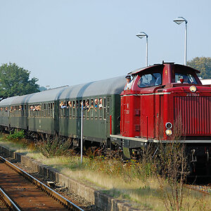 Wieder zurück in Ochtrup fährt der gleiche Zug nun aus Gronau kommend mit der V 100 voran in den Bahnhof ein.