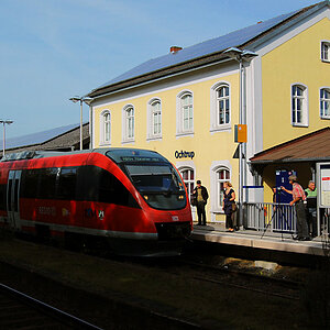 Der Bahnhof Ochtrup wurde vor Jahren richtig schön renoviert. Hier hält gerade der Standardtriebwagen "Talent" der Strecke Münster-Enschede (NL).