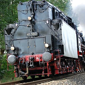 Die 41 360 mit ihrem wuchtigen Tender auf dem Weg nach Münster. Gleich wird sie den Bahnübergang bei Ochtrup passieren.