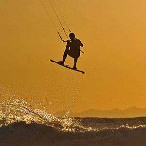 Kitesurfer, im Hintergrund die Insel Elba, 300/2,8 AFS plus TC