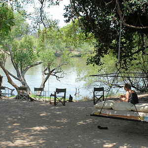 Siesta - Mittagspause im Musanza Camp.
Mit einen kühlen Bierchen auf dem Sofa des Restaurantzeltes,
geht der Blick auf den Lufupa River.
2796