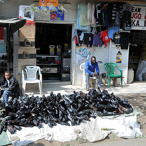 In Arusha gibt es auch neue Schuhe zu kaufen.
Auch den Wühltisch gibt es bereits in Afrika
0548