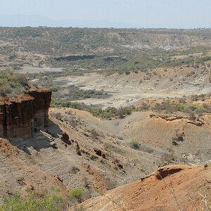Oldupai (auch Olduvai) Schlucht.
Die Wiege der Menschheit
2533