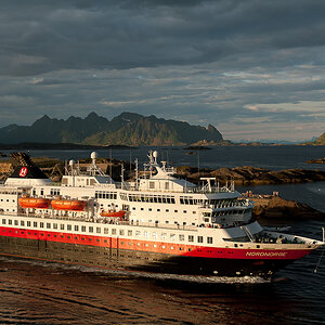 Auslaufen der Nordnorge in Nordnorge im Hafen von Svolvaer (Lofoten)