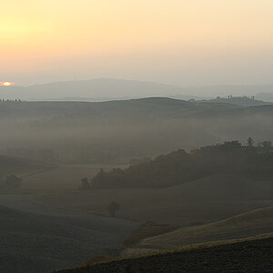 Sonnenaufgang im November bei Asciano