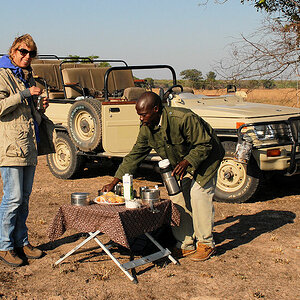 Tea time
Frühstückspause in den Busanga Plains.
Das Auto ist ein Mahinda Bolero Turbo aus Indien
2697