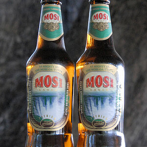 Das sambische Mosi - Bier
ist nach den Viktorifällen benannt,
den die einheimischen Kololo Mosi oa Tyuna nennen,
zu deutsch "Donnernder Rauch".
Es hat