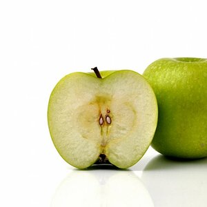 Apfel vor weissem Hintergrund