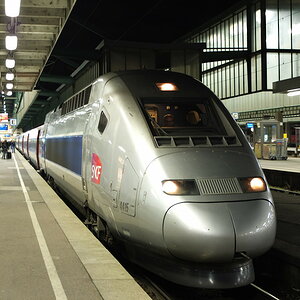 Stuttgart Hauptbahnhof, 3. Januar 2012, abends. Der TGV nach Paris steht abfahrbereit am Bahnsteig. 

Fuji X 10, ISO 100, Programmautomatik, Aufnahme 