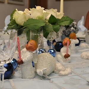 Weihnachtlich gedeckter Tisch an Heiligabend