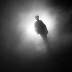 Junge im Nebel