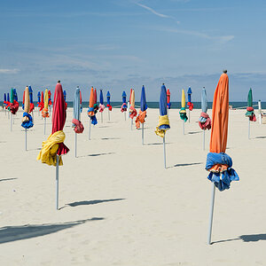 Sonnenschirmparade in Deauville, Normandie im Mai 2011