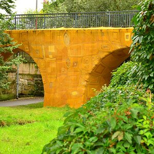 Brücke im Häkelkleid