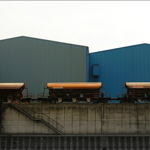 Hafen Duisburg - 06.04.2012 - Waggons vor Hallen grün und blau