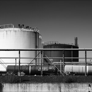 Hafen Duisburg - 06.04.2012 -  Tanks sw