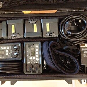 Pelicase 1510 vs. 2 Quadras

Inhalt:
2x Elinchrom Ranger RX Quadra + Tragegurt
4x Bleigelakku
3x A-Heads inkl. 2,5m Anschlusskabel
1x Ladegerät