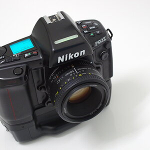 Nikon F90X 
mit HB10 & Nikkor AF50mm 1,8