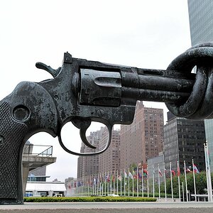 Revolver vor den Vereinten Nationen
9054