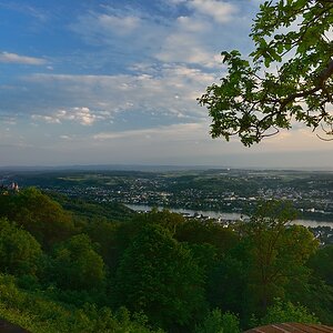 DSC0099 ganz NF-F
Blick vom Petersberg auf Drachenfels, Drachenburg und das Ländchen
D800, 1.4/24mm@f/11, 1/3s