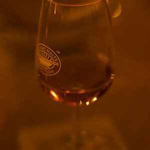 Ein Lagavulin im Kerzenschein...
Das kommt dabei 'raus, wenn man die Kamera zum Trinken mitnimmt...