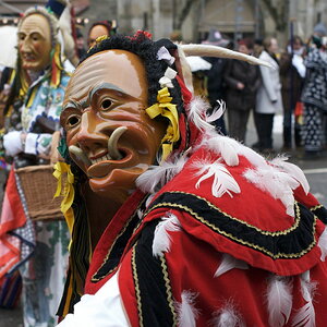 Rottweil, Narrensprung am Rosenmontag, 23.02.2009. Nikon D200, AF-Nikkor 2/35 mm. Blende 5.6, 1/400 sec, ISO 400. Ausschnitt aus dem Orginalbild.