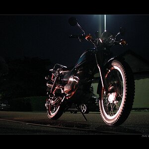 Honda CL 250, aufgenommen in 2oo1
NIKON E990
f 2,5
ISO 400
1s
8,2mm