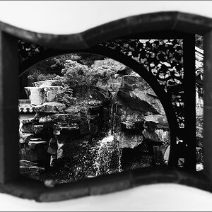 Chinesischer Garten - Bochum - 15.09.2012 - Fenster mit Wasserfall