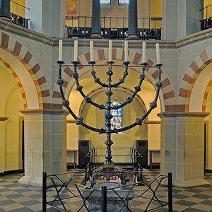 Essen - 29.08.2012 - Domleuchter

Der Essener Leuchter ist die älteste erhaltene, christliche Nachbildung des jüdischen Tempelleuchters.