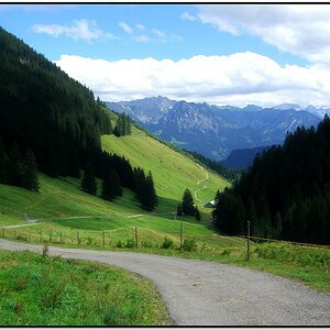 Immer weiter dem Weg folgen und die Aussicht geniessen!
P.S. An der Alpe wird allerdings Rast gemacht! ;-)