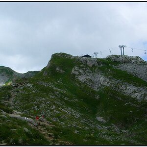 In der Skisaison fährt der Lift am Hohen Ifen entlang bis auf 2000m Höhe - im Sommer steht er still und die Wanderer müssen den mühsamen Aufstieg über