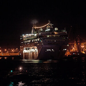 MSC Lirica verläßt Hamburg
09.09.2012, 21:00 Uhr

D3, Sigma 70-200/2,8 OS
1/60, f/2,8, ISO 3.200, 200 mm
Belichtung kräftig angehoben, mit NIK Dfine 2