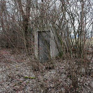 Reichsbahnbunker? Für einen Eingang viel zu klein bei der Bunkergrösse die ich erwarten würde...