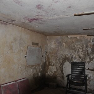 privter Bunker von der Türe nach innen, der Bunker ist ca 2m breit und 4m lang - Platz für 4 Personen...
an der Wand links hinten auf halber Höhe der 