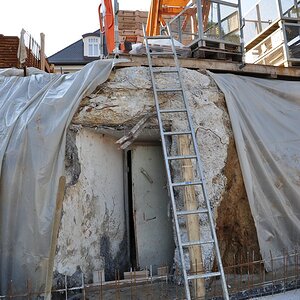 privater Bunker
Gut sieht man den mächtigen Eisenbetonbau, eine 2te Drucktüre befand sich zum Keller vom Haus. Der Bunker war oben noch mit einer ca 2
