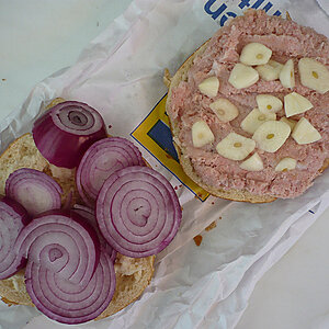 Brötchen mit Zwiebelmettwurst, Zwiebel und Knoblauch.