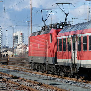 Die 143 325-9 wartet am 24.01.2009 abgestellt mit einem Regionalzug im östlichen Vorfeld des Fürther Hbf.