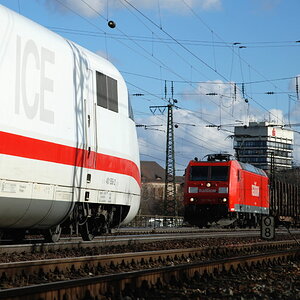 Erst passierte am 24.01.2009 20 Minuten lang gar nichts im westlichen Gleisvorfeld des Fürther Haubtbahnhofs und dann kommen der ICE mit der 401 558-2