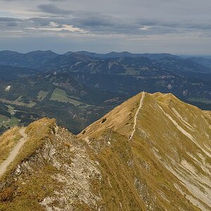 comp DSC 1137 bearbeitet

Gratwanderweg vom Fellhorn zum Schlappolt und weiter zum Söller