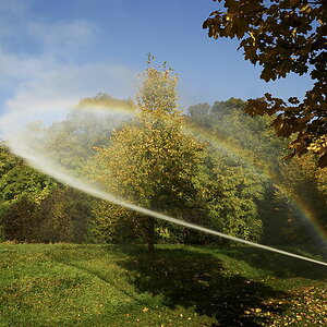 Feuerwehr spritzt Regenbogen