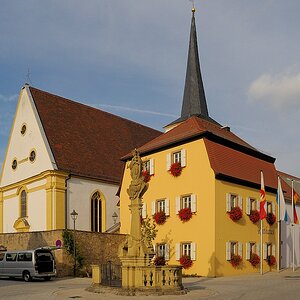 comp DSC 1456 bearbeitet ShiftN

Katholische Pfarrkirche St. Laurentius und Rathaus in Nordheim am Main