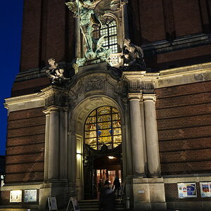 2012 11 30 165315 - Michel Hamburg - 
1/4s - f 3.2 - ISO 500 - FUJIFILM XF18-55mm F2.8-4 R LM OIS @55 (äqu. 83) mm