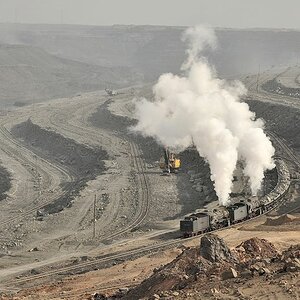 Sandaoling
JS8190 hilft JS6209 mit einem Abraumzug 
beim Verlassen des Tagebaus